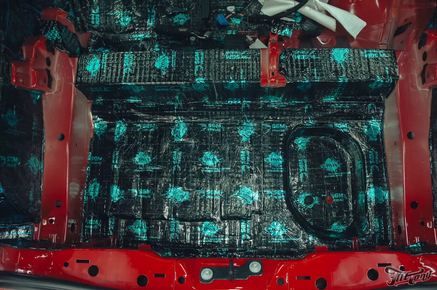 Оклейка Mini John Cooper Works глянцевым полиуретаном, наклейки на кузов, комплексная шумоизоляция, установка новых дисков, керамика дисков и суппортов